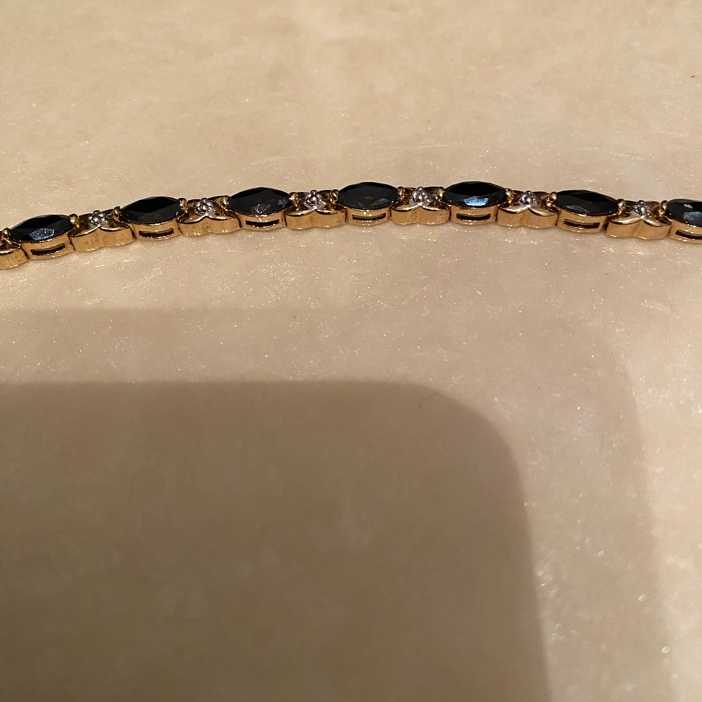 Elegant Gold and Black Bracelet - Picture 8 of 8